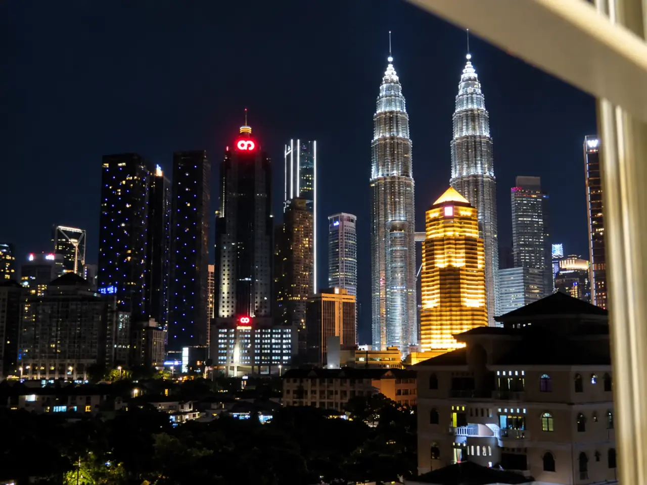 Pemandangan langit Kuala Lumpur pada waktu malam dari Kampung Baru