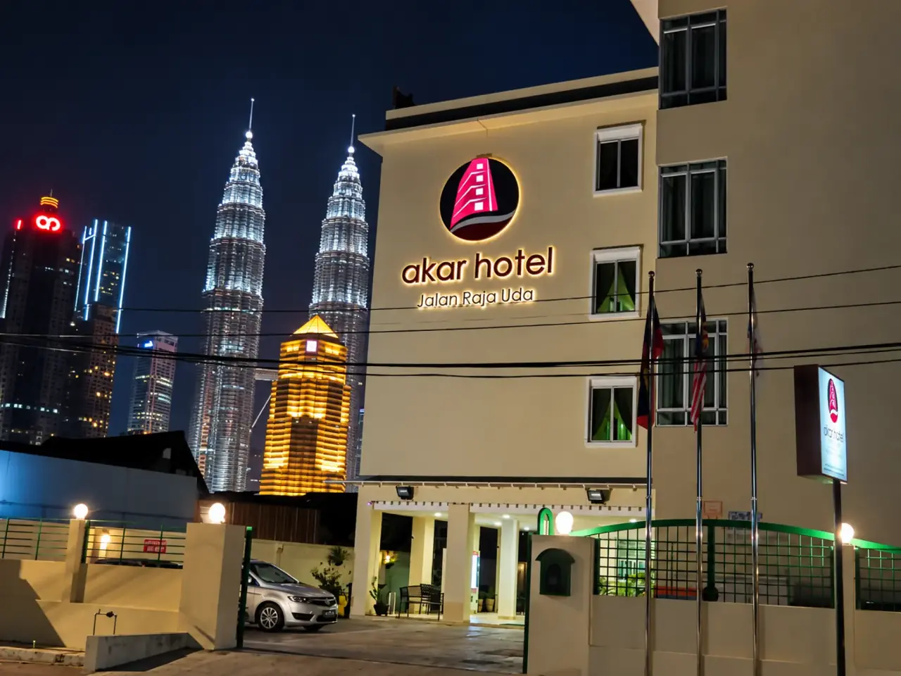 Akar Hotel di Jalan Raja Uda pada waktu malam, dengan latar langit Kuala Lumpur